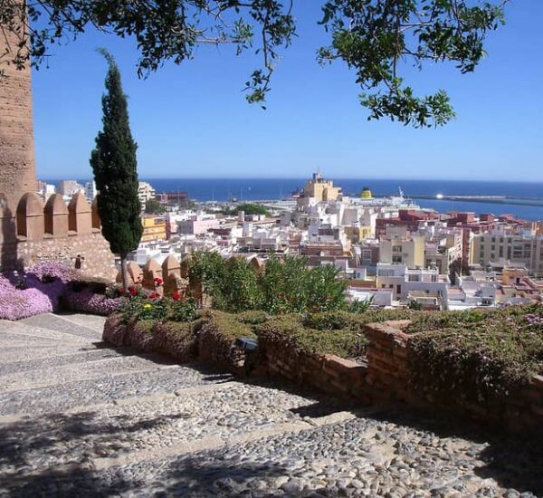 Oportunidades Inmobiliarias Rentables 2026: Los 7 mejores barrios de Almería para Invertir
